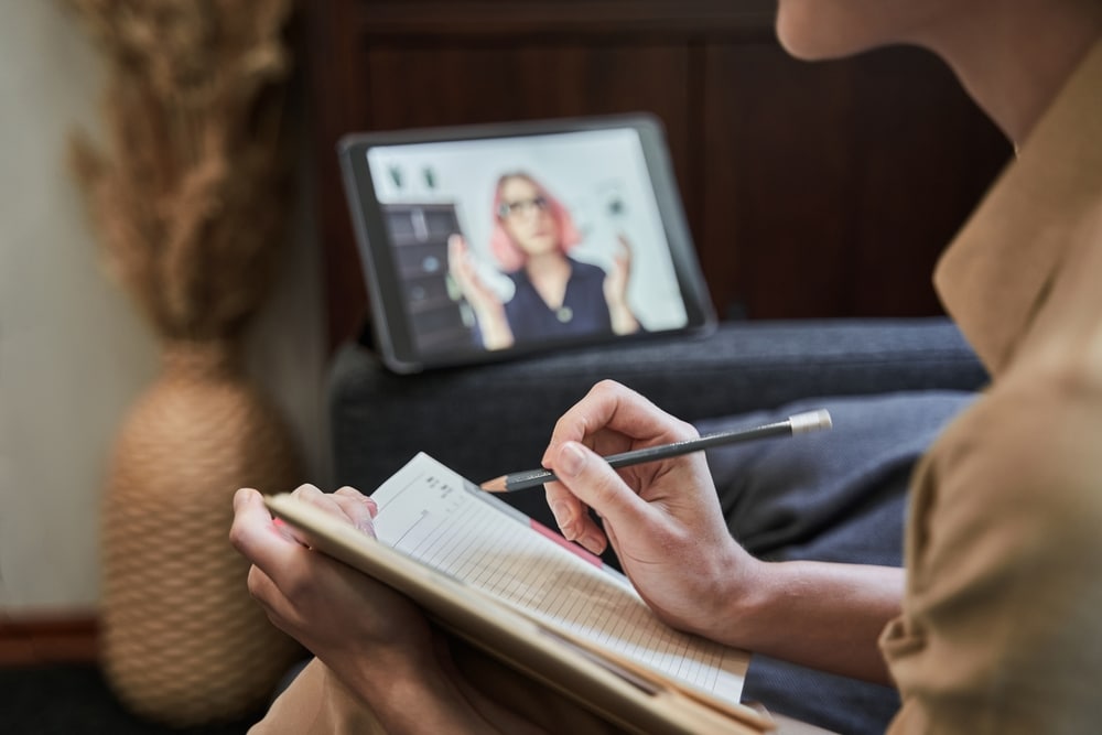 Female,Psychotherapist,Is,Holding,A,Notebook,And,Making,Notes,During